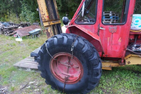 Valmet 565 traktori - Image 4