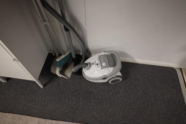 Toimistokalusteet, hylly, jääkaappi yms... (H6) - Image 23