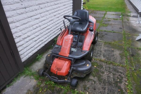 Husqvarna R 216 päältäajettava ruohonleikkuri