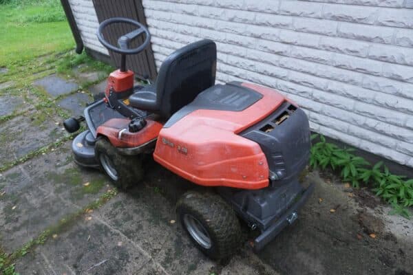 Husqvarna R 216 päältäajettava ruohonleikkuri - Image 3