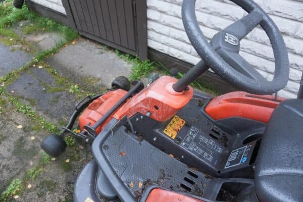 Husqvarna R 216 päältäajettava ruohonleikkuri - Image 7