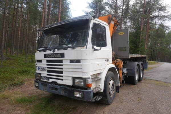 Scania 92H kuorma-auto kuormanostimella