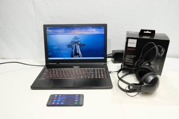 MSI MS-16K2 kannettava tietokone, Honor puhelin, Philips kuulokkeet (EL102)