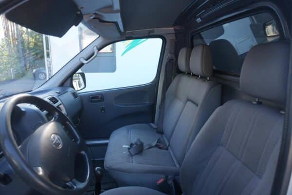 Toyota Hiace 4WD pakettiauto - Image 11