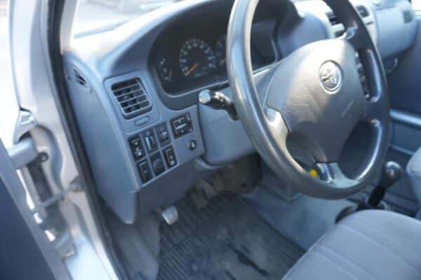 Toyota Hiace 4WD pakettiauto - Image 17