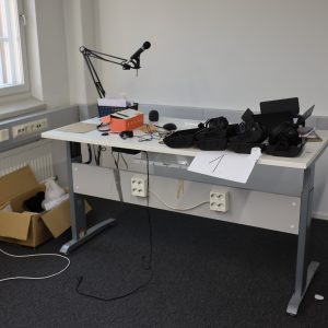 Sähköpöytä, kuulokkeita, mikrofoni yms... (1)
