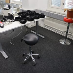 Sähköpöytä, kuulokkeita, baarijakkara ja satulatuoli (3)