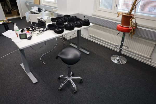 Sähköpöytä, kuulokkeita, baarijakkara ja satulatuoli (3)