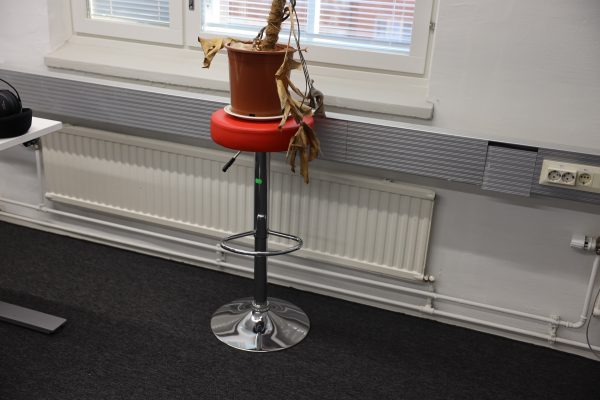 Sähköpöytä, kuulokkeita, baarijakkara ja satulatuoli (3) - Image 4