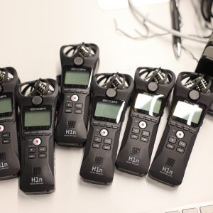 Sähköpöytä, käsinauhoittimia, muistikortteja (4)
