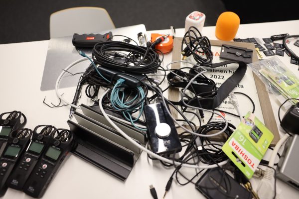 Sähköpöytä, käsinauhoittimia, muistikortteja (4) - Image 10