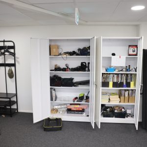 Peltikaappi 2 kpl, lehtiä, Panasonic kamera, Canon videokamera ja naulakko (5)