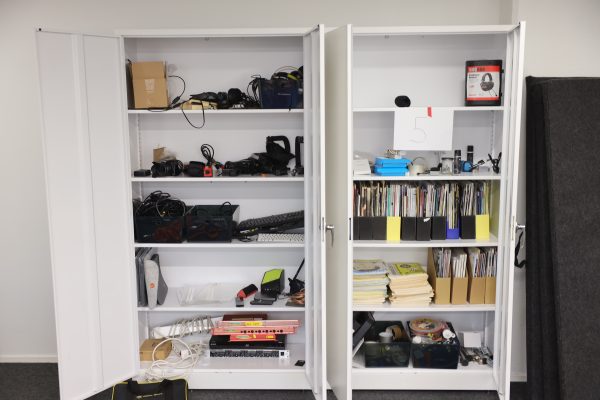 Peltikaappi 2 kpl, lehtiä, Panasonic kamera, Canon videokamera ja naulakko (5) - Image 38