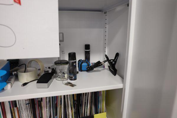 Peltikaappi 2 kpl, lehtiä, Panasonic kamera, Canon videokamera ja naulakko (5) - Image 34
