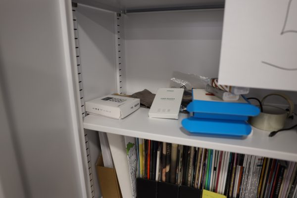 Peltikaappi 2 kpl, lehtiä, Panasonic kamera, Canon videokamera ja naulakko (5) - Image 33