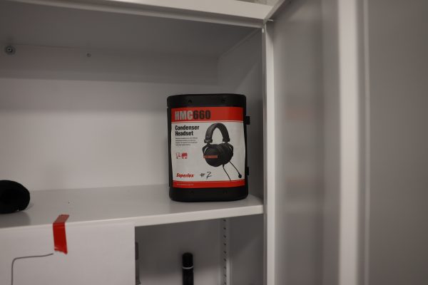 Peltikaappi 2 kpl, lehtiä, Panasonic kamera, Canon videokamera ja naulakko (5) - Image 32
