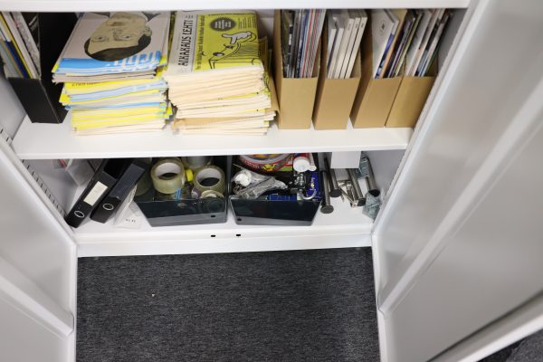 Peltikaappi 2 kpl, lehtiä, Panasonic kamera, Canon videokamera ja naulakko (5) - Image 31