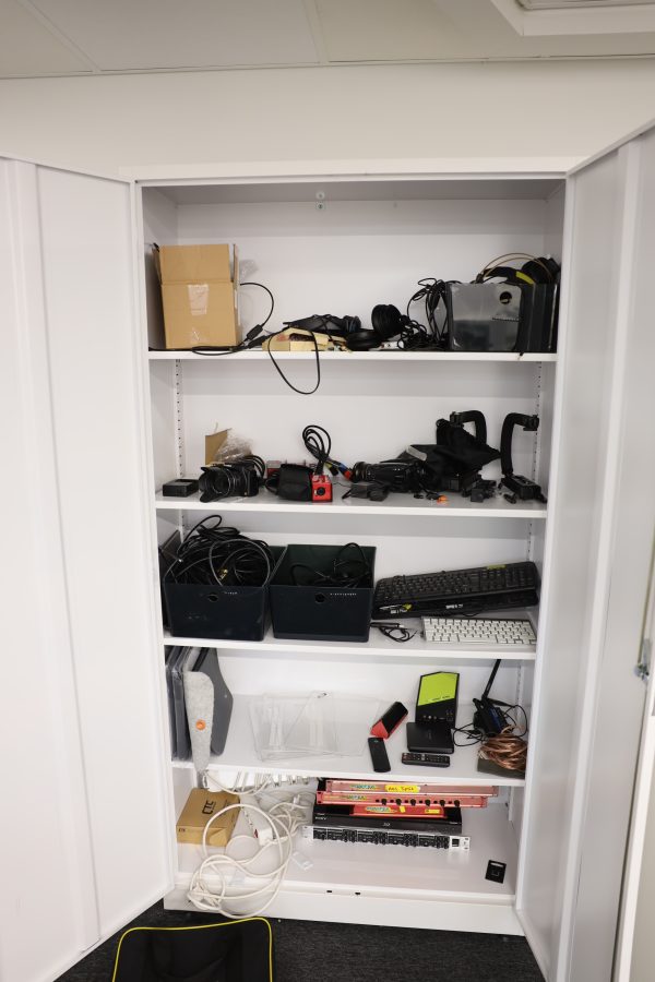 Peltikaappi 2 kpl, lehtiä, Panasonic kamera, Canon videokamera ja naulakko (5) - Image 30