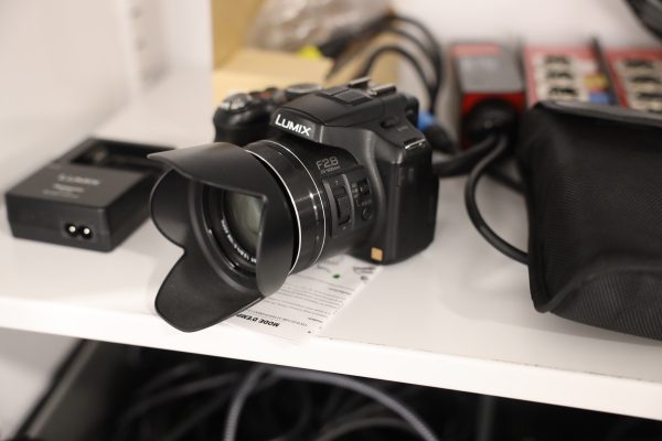 Peltikaappi 2 kpl, lehtiä, Panasonic kamera, Canon videokamera ja naulakko (5) - Image 29