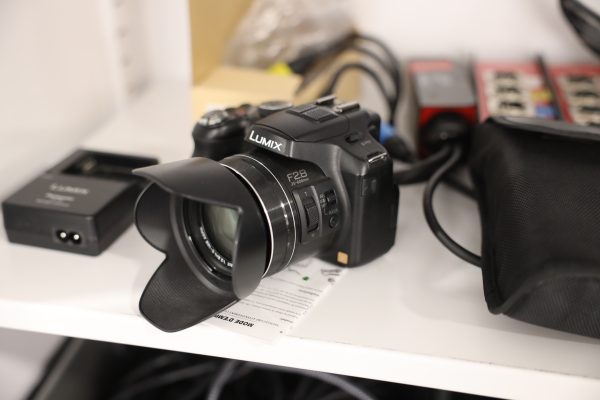 Peltikaappi 2 kpl, lehtiä, Panasonic kamera, Canon videokamera ja naulakko (5) - Image 28