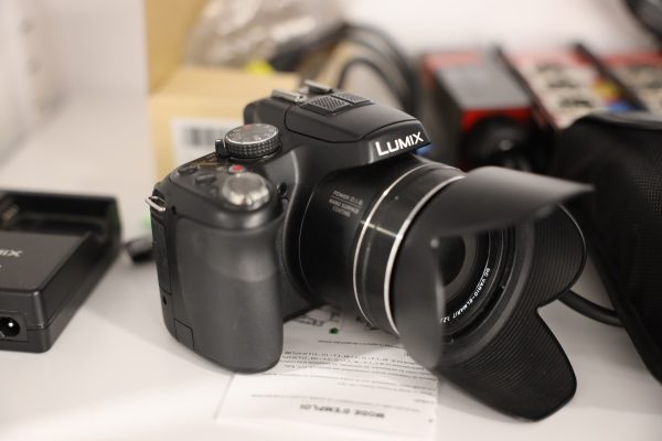 Peltikaappi 2 kpl, lehtiä, Panasonic kamera, Canon videokamera ja naulakko (5) - Image 27
