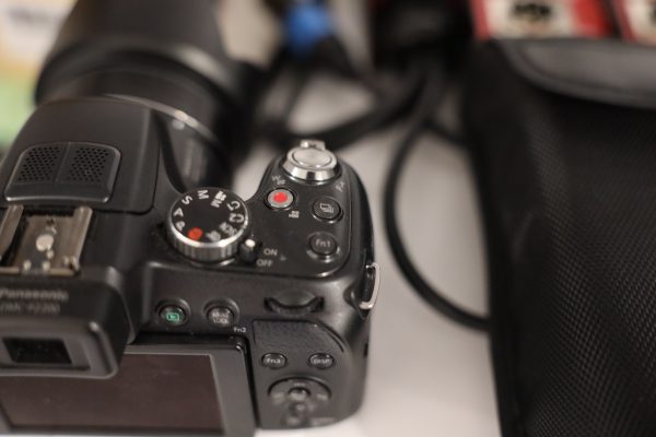 Peltikaappi 2 kpl, lehtiä, Panasonic kamera, Canon videokamera ja naulakko (5) - Image 22