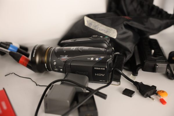 Peltikaappi 2 kpl, lehtiä, Panasonic kamera, Canon videokamera ja naulakko (5) - Image 19