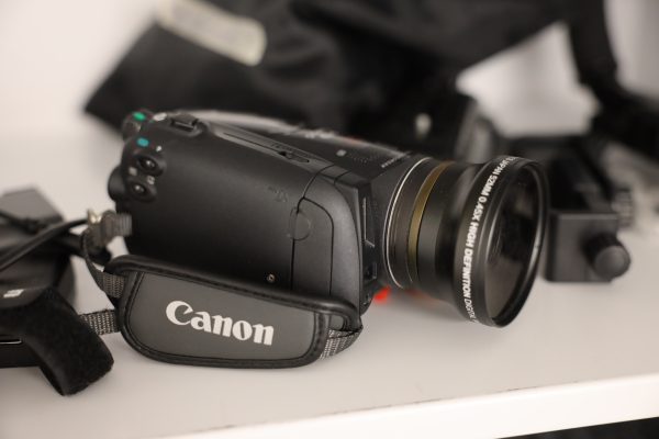 Peltikaappi 2 kpl, lehtiä, Panasonic kamera, Canon videokamera ja naulakko (5) - Image 18