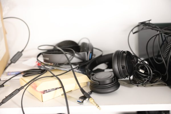 Peltikaappi 2 kpl, lehtiä, Panasonic kamera, Canon videokamera ja naulakko (5) - Image 16