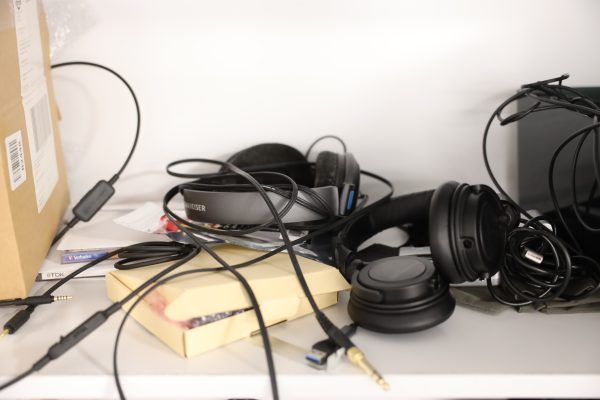 Peltikaappi 2 kpl, lehtiä, Panasonic kamera, Canon videokamera ja naulakko (5) - Image 15