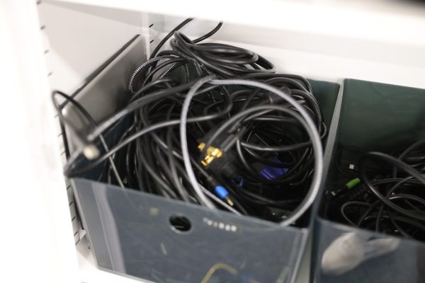 Peltikaappi 2 kpl, lehtiä, Panasonic kamera, Canon videokamera ja naulakko (5) - Image 14