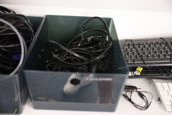 Peltikaappi 2 kpl, lehtiä, Panasonic kamera, Canon videokamera ja naulakko (5) - Image 13