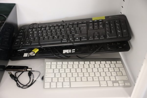 Peltikaappi 2 kpl, lehtiä, Panasonic kamera, Canon videokamera ja naulakko (5) - Image 12
