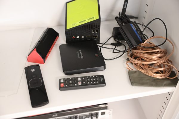 Peltikaappi 2 kpl, lehtiä, Panasonic kamera, Canon videokamera ja naulakko (5) - Image 11