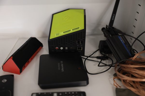 Peltikaappi 2 kpl, lehtiä, Panasonic kamera, Canon videokamera ja naulakko (5) - Image 10
