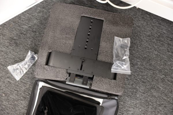 Peltikaappi 2 kpl, lehtiä, Panasonic kamera, Canon videokamera ja naulakko (5) - Image 7