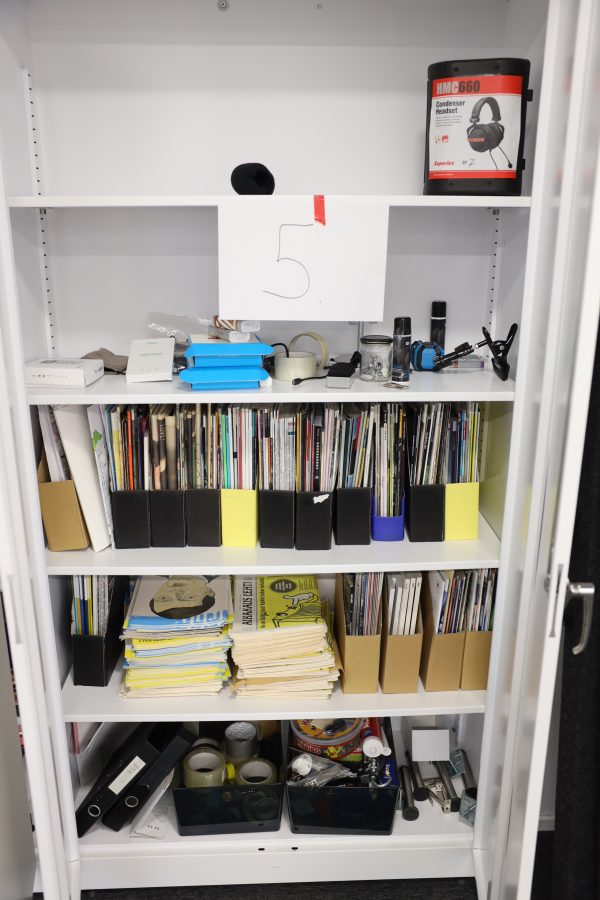 Peltikaappi 2 kpl, lehtiä, Panasonic kamera, Canon videokamera ja naulakko (5) - Image 6