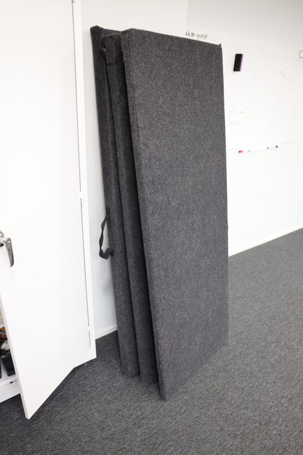 Peltikaappi 2 kpl, lehtiä, Panasonic kamera, Canon videokamera ja naulakko (5) - Image 3