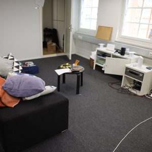 Sohva, Yamaha vahvistin, subwoofer ja kirjoja