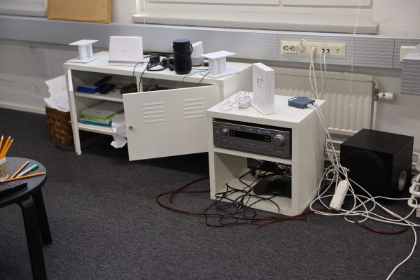 Sohva, Yamaha vahvistin, subwoofer ja kirjoja - Image 19