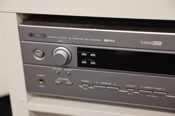 Sohva, Yamaha vahvistin, subwoofer ja kirjoja - Image 17