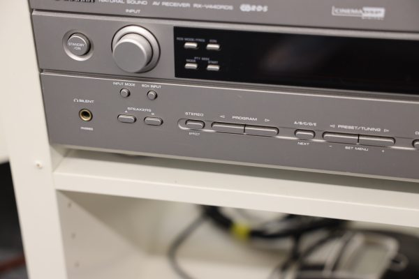 Sohva, Yamaha vahvistin, subwoofer ja kirjoja - Image 16