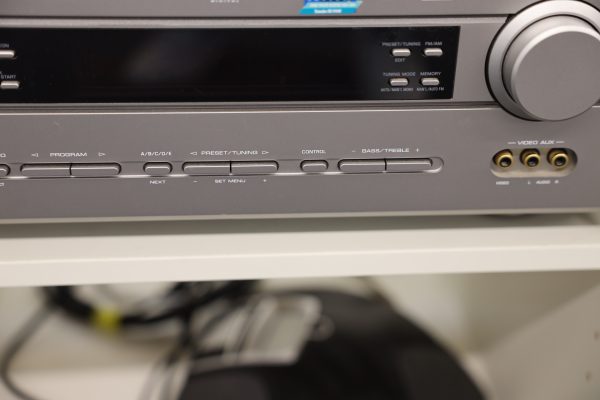 Sohva, Yamaha vahvistin, subwoofer ja kirjoja - Image 15