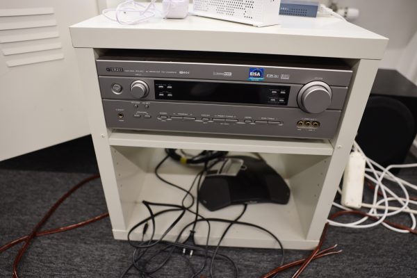 Sohva, Yamaha vahvistin, subwoofer ja kirjoja - Image 14