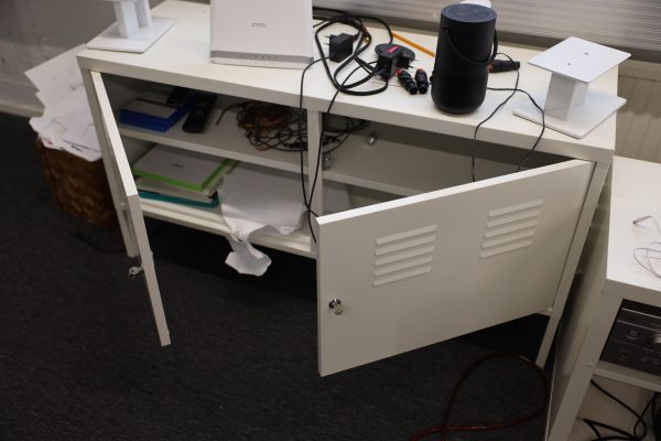 Sohva, Yamaha vahvistin, subwoofer ja kirjoja - Image 13