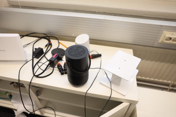 Sohva, Yamaha vahvistin, subwoofer ja kirjoja - Image 12