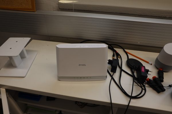 Sohva, Yamaha vahvistin, subwoofer ja kirjoja - Image 11