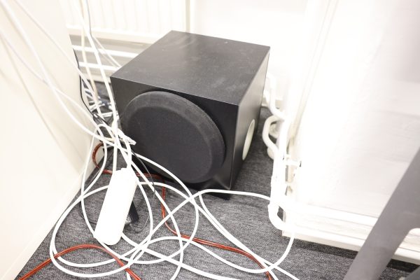 Sohva, Yamaha vahvistin, subwoofer ja kirjoja - Image 8