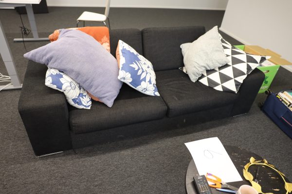 Sohva, Yamaha vahvistin, subwoofer ja kirjoja - Image 6