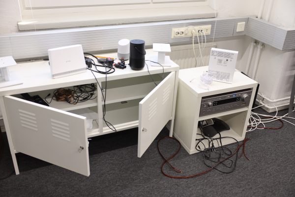 Sohva, Yamaha vahvistin, subwoofer ja kirjoja - Image 2